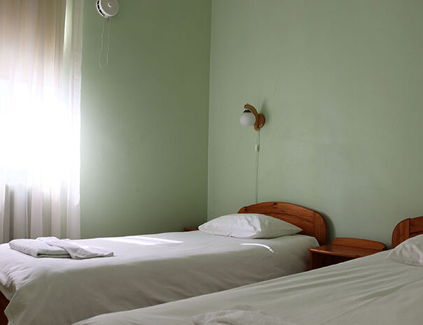 hostel-louna-peresviit-kahe-eraldi-voodiga-magamistuba