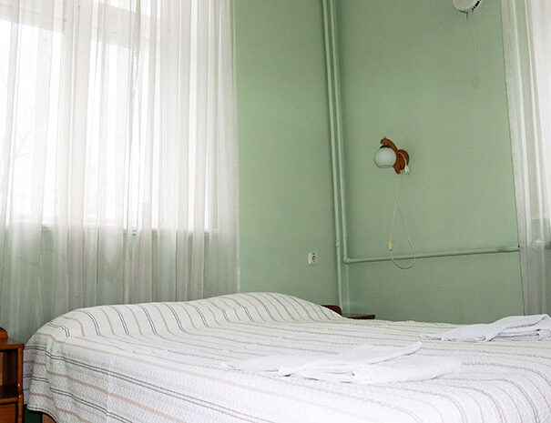 hostel-louna-peresviit-laia-voodiga-magamistuba