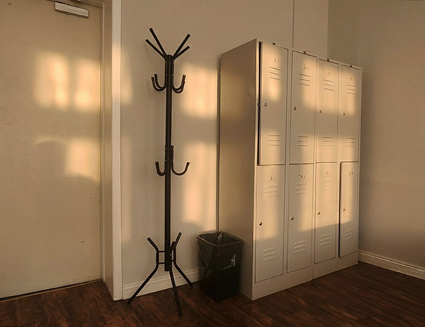Isiklikud lukustatavad kapid (lockers) ja praktiline avatud riidenagi Hostel Lõuna ühises dorm-toas.