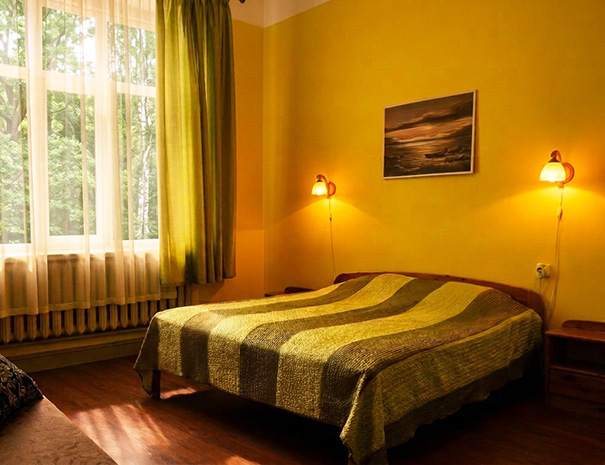 Hostel Lõuna kahekohaline double tuba laia voodi, privaatse vannitoa ja pargivaatega.